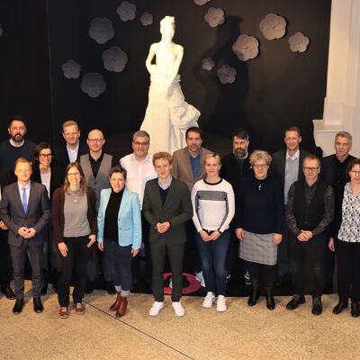 Landrat Ralf Hänsel (r.) mit den Mitgliedern des Marketing-Rates bei ihrem Gründungstreffen in der Staatlichen Porzellan-Manufaktur MEISSEN.