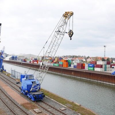 Bild vergrößern: Kräne und Container an der Elbe in Riesa.