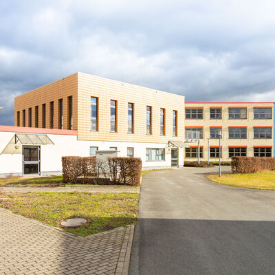 Bild vergrößern: Gebäudeansicht des Berufsschulzentrums in Riesa.